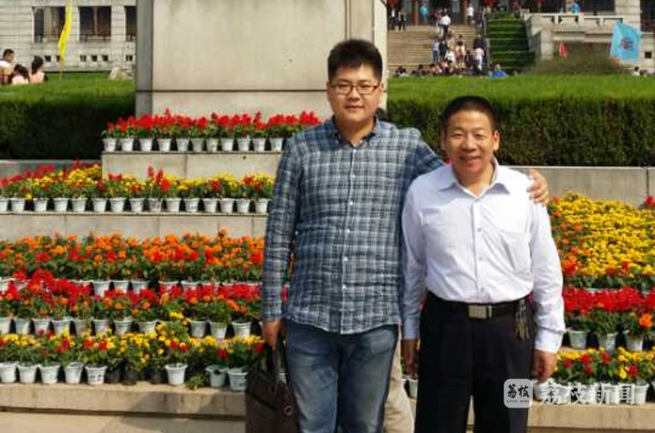 石方健与父亲石炳武  受访者供图