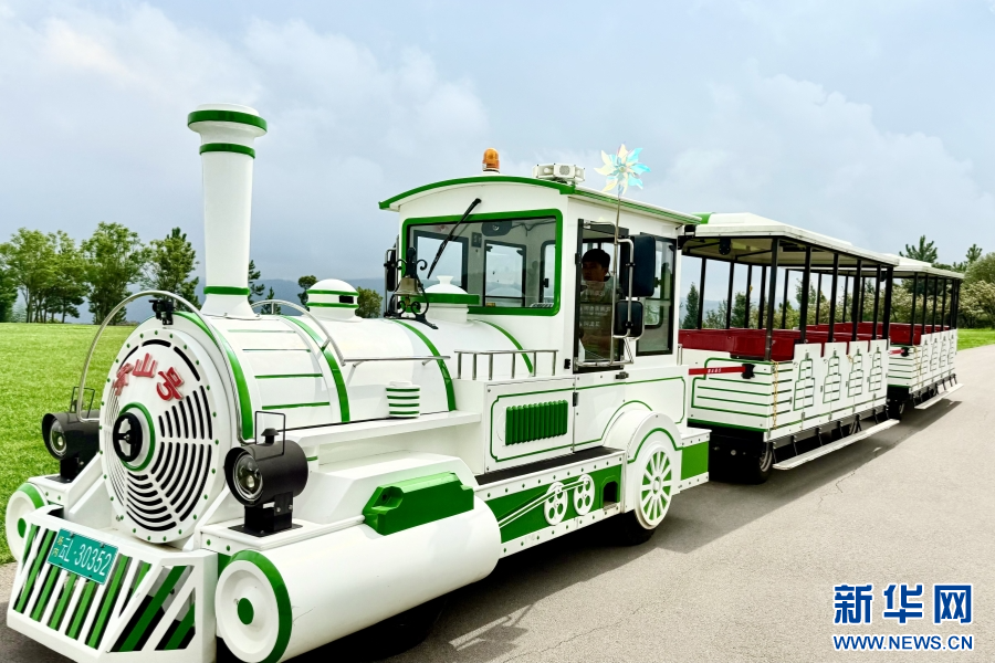 弥勒市太平湖国际生态旅游度假区内的小火车（9月18日摄）。新华网发（刘小戌 摄）
