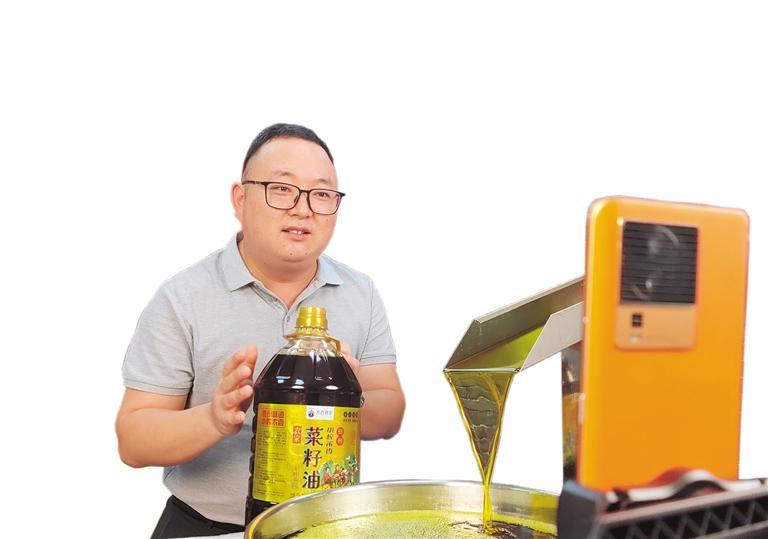贵州粮满金仓食品有限公司负责人杨灿为菜籽油直播带货。贵州日报天眼新闻记者 翟培声 摄