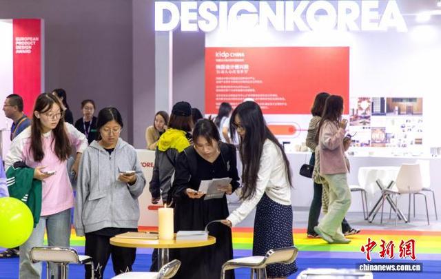 图为游客在河北国际工业设计创新成果展览会参观。中新社记者 韩冰 摄