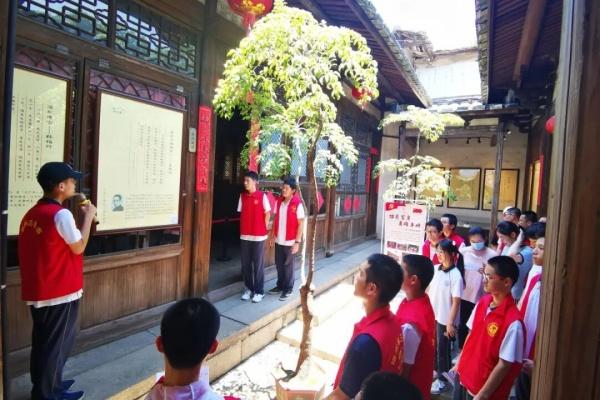 “闽都家风少年”志愿讲解服务。福州市三坊七巷名人家风家训馆 供图