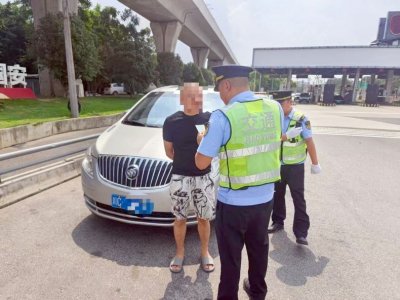 涉嫌非法营运的司机刘某被查获。受访者供图