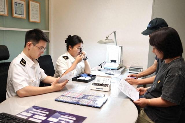 2025年9月28日，上海钻石交易所海关关员对一般贸易进口钻石实施验核。洪娜斌 摄