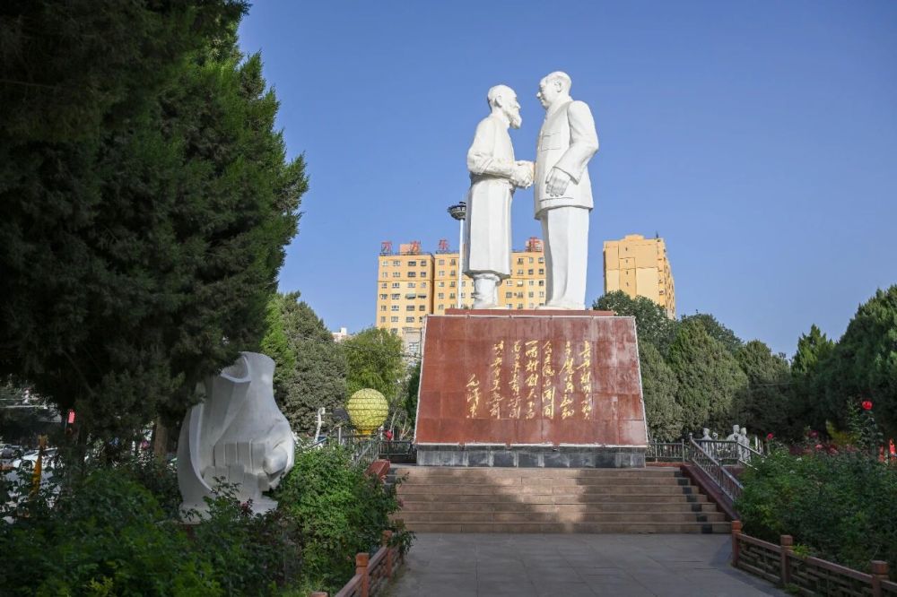 在新疆和田地区于田县拍摄的毛主席接见库尔班·吐鲁木塑像（9月12日摄）。新华每日电讯记者丁磊摄