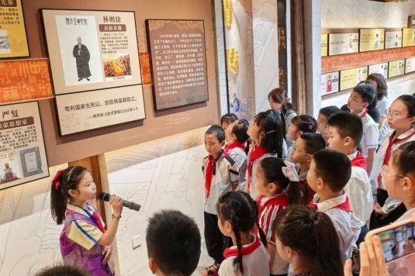 红领巾讲解员讲述林则徐故事。福州市三坊七巷名人家风家训馆　供图