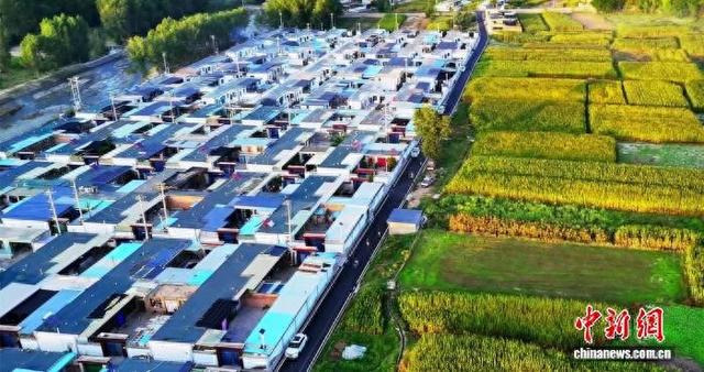 资料图为航拍青海省境内农村公路。(无人机照片) 青海省交通运输厅供图