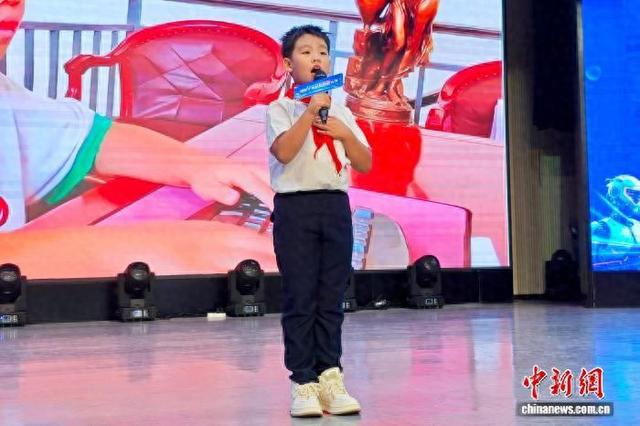 儿童组选手进行现场演讲。 鲁治平 摄