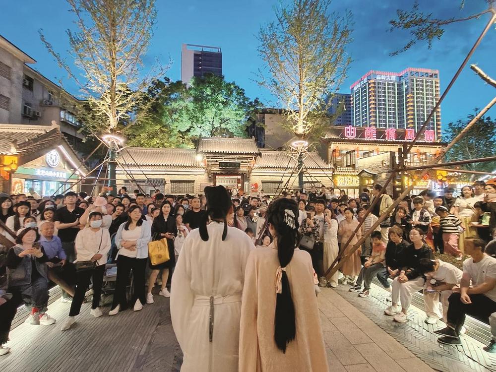 市民游客观赏《李白穿越邯郸道》沉浸式情景轻喜剧。 （图片由受访者提供）