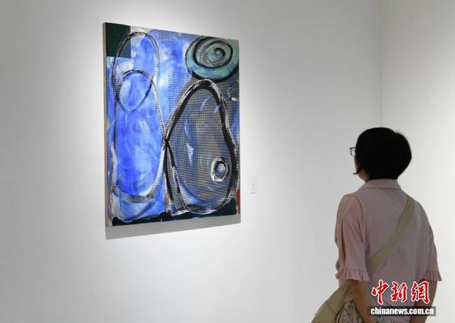 图为市民参观展览。中新社记者 周毅 摄