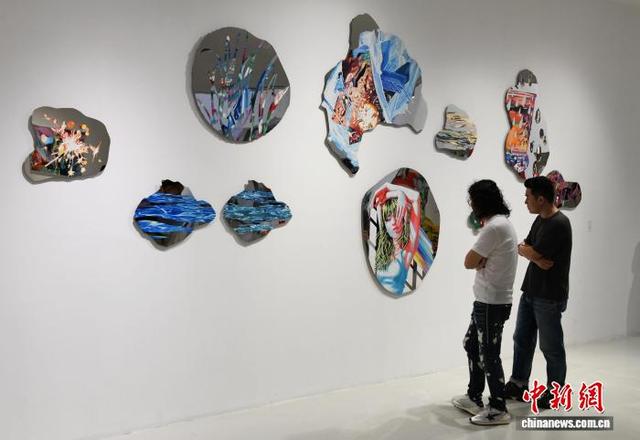 图为市民参观展览。中新社记者 周毅 摄
