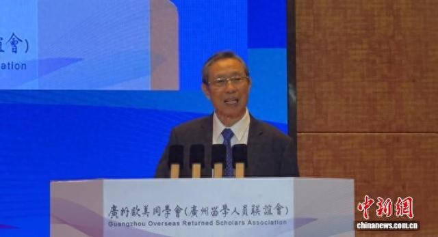 中国工程院院士钟南山在广州欧美同学会第一次会员代表大会暨广州欧美同学会成立110周年庆祝大会上发言。记者 蔡敏婕 摄