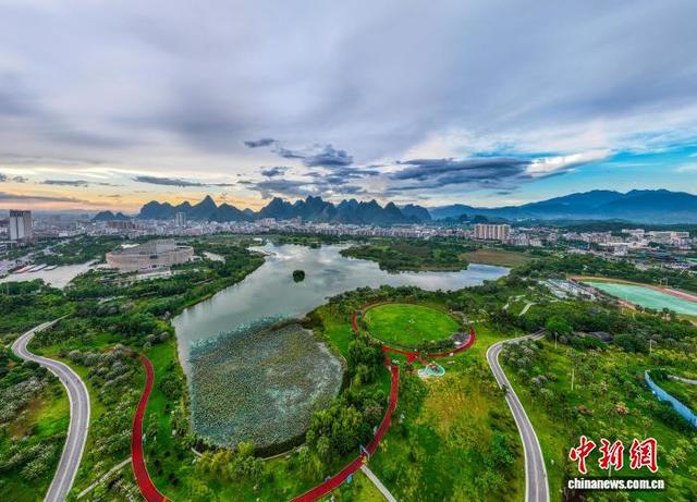 图为爱莲湖生态与城市楼宇、公园步道相互交融。何华文 摄