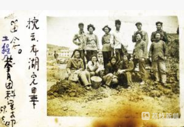 云龙湖挖湖完毕后知青合影  受访者供图