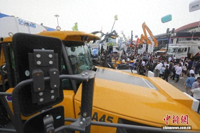 当地时间9月17日，观众在印尼国际矿业展上参观。当日，2025印度尼西亚国际矿业展在雅加达开幕。 中新社记者 李志全 摄