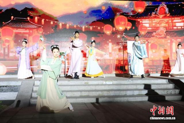 9月19日，中国舞者展现宋韵风华。吴怡欣 摄
