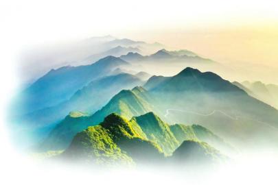 　　晨曦中的华蓥山峰峦叠嶂，尤为壮美。 　　张国盛 摄