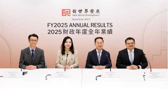 新世界发展执行董事兼行政总裁黄少媚（左二）、新世界发展执行董事薛南海（右二）、新世界执行董事、首席财务总监兼联席公司秘书刘富强（右一）、新世界中国运营总裁陈耀豪（左一）