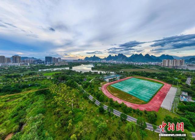 图为爱莲湖生态与城市楼宇、公园步道相互交融。何华文 摄