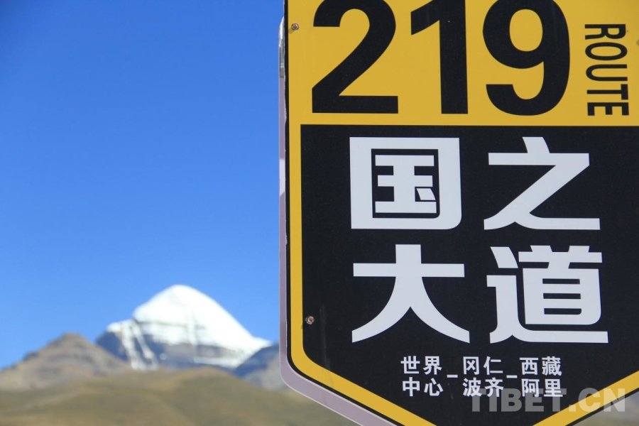 图为远看冈仁波齐峰 摄影：赵钊