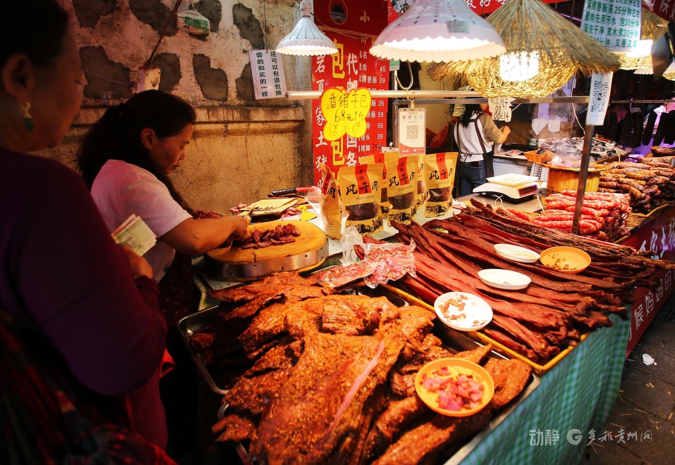 肉铺案前，老板专注分切，这是黔灵巷里的生活剪影