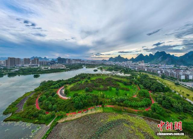 图为爱莲湖生态与城市楼宇、公园步道相互交融。何华文 摄