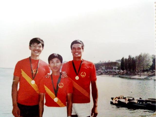 李建新（中）1973年就进入上海赛艇队，曾担任上海市水上运动中心主任16年（受访者供图）