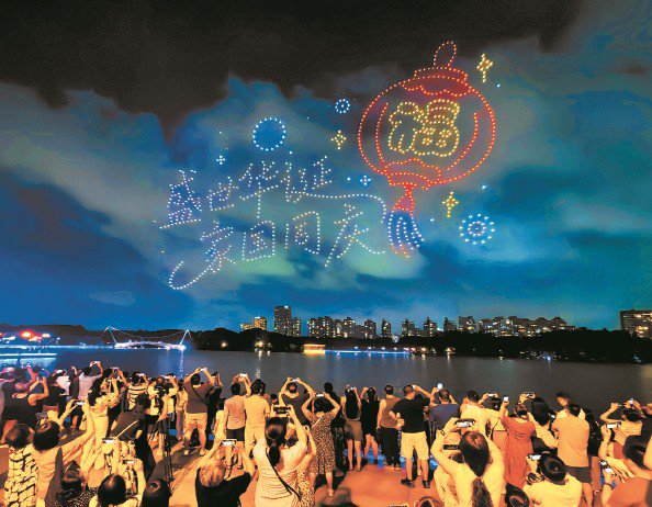 无人机在世纪公园镜天湖上空构成了“盛世华诞 家国同庆”字样图案 杨建正 摄