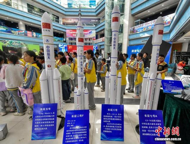 9月18日，新疆乌鲁木齐市，该市第十八小学的学生们在新疆科技馆参观。中新社记者 刘新 摄
