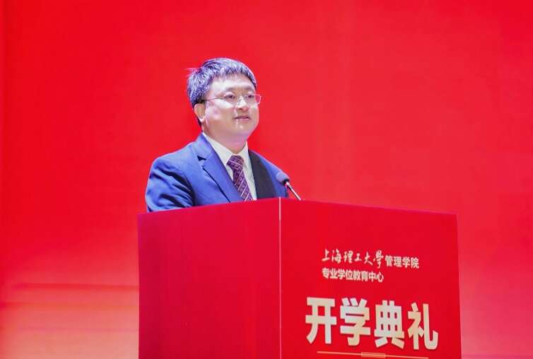 图为张众在讲台上发言。上理工供图