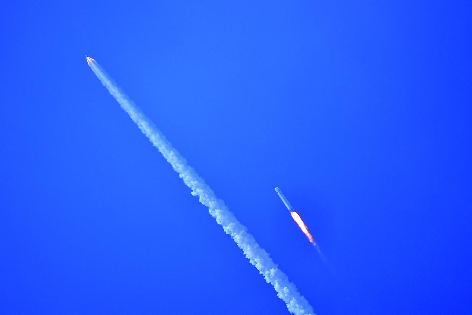 2月11日，梦舟飞船接收火箭发出的逃逸指令，成功实施分离逃逸。新华社发