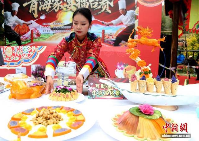 9月20日，青海互助，参赛队准备作品。张忠苹 摄