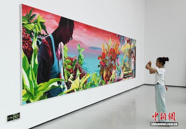 图为市民参观展览。中新社记者 周毅 摄