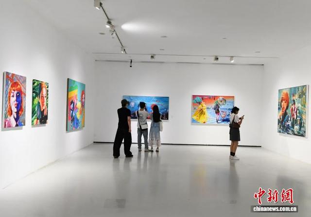 图为市民参观展览。中新社记者 周毅 摄