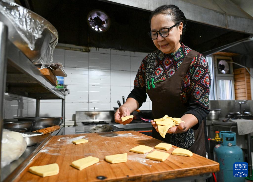 9月17日，马秀花在制作哈萨克族传统风味的包尔萨克。