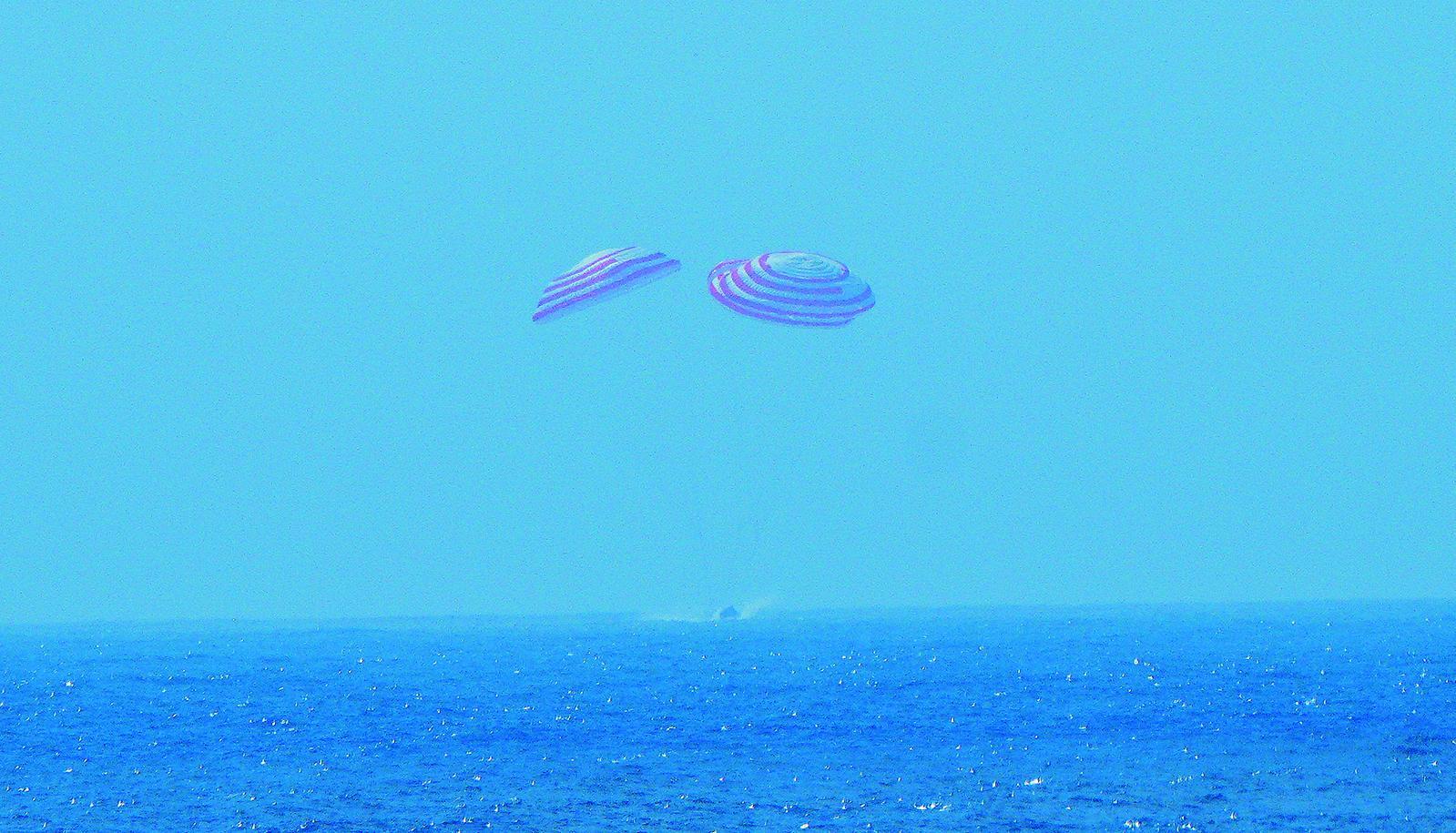 2月11日，梦舟载人飞船返回舱按程序受控安全溅落于预定海域。新华社发