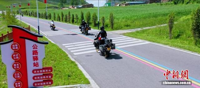 资料图为航拍青海境内的农村公路。(无人机照片) 青海省交通运输厅供图