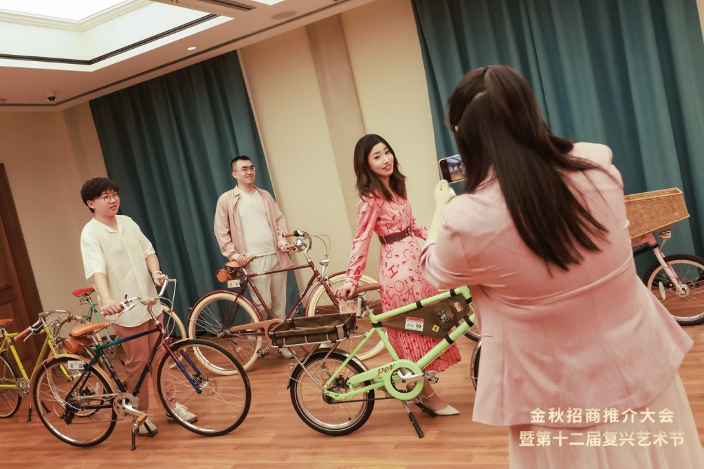 老字号凤凰自行车推出复古款新品。