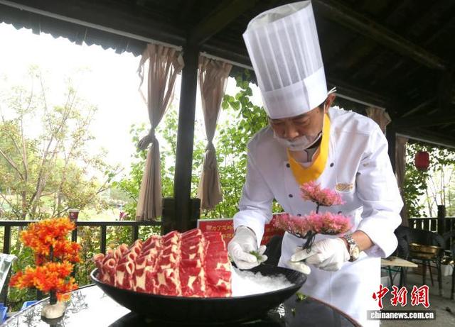 9月20日，青海互助，商家准备特色美食。张忠苹 摄