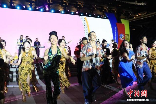 9月19日，多国舞者现场热舞。吴怡欣 摄