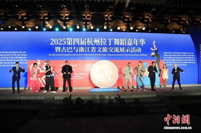 9月19日，多国舞者登台展示舞姿。吴怡欣 摄