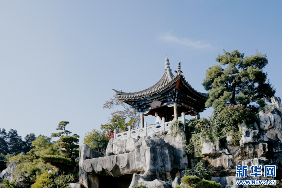 采风团在朱家花园参观（9月17日摄）。新华网发（刘小戌 摄）
