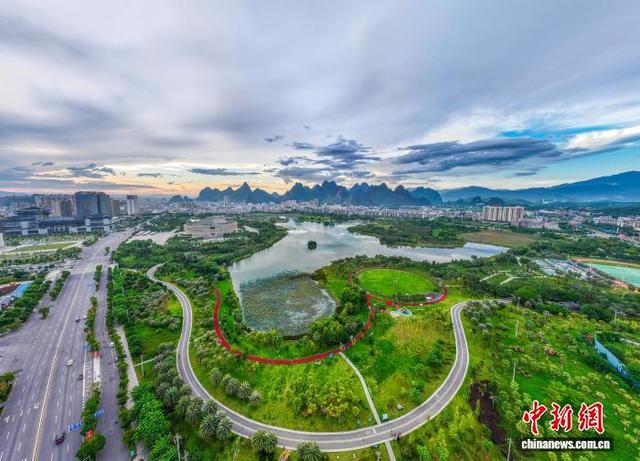 图为爱莲湖生态与城市楼宇、公园步道相互交融。何华文 摄