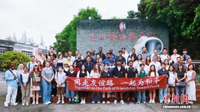 图为活动期间中外青年合影。四川省友协供图