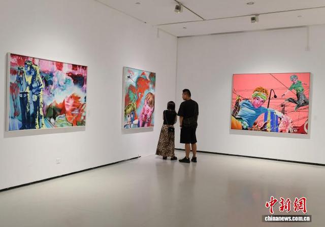 图为市民参观展览。中新社记者 周毅 摄