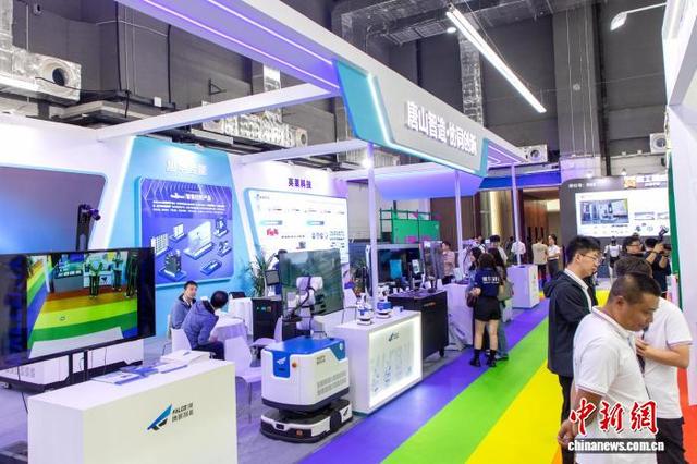 图为游客在河北国际工业设计创新成果展览会参观。中新社记者 韩冰 摄