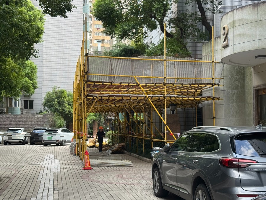 在2号楼下，工人已搭建起临时防护通道 受访者供图